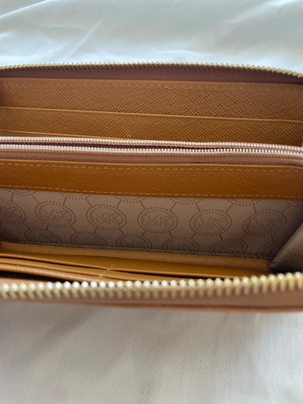 Michael Kors Tan Textured Jet Set Continental Wallet with Gold Plaque - Picture 3 of 3